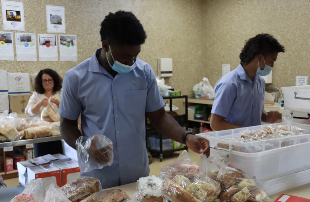 student volunteers preparing food